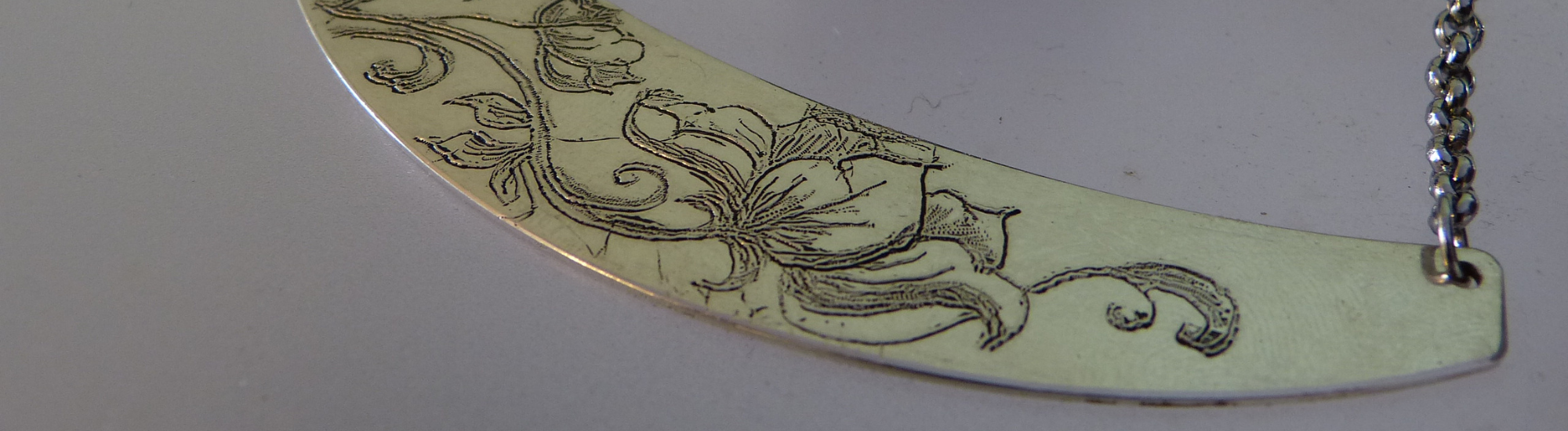 collier gravure florale belladone